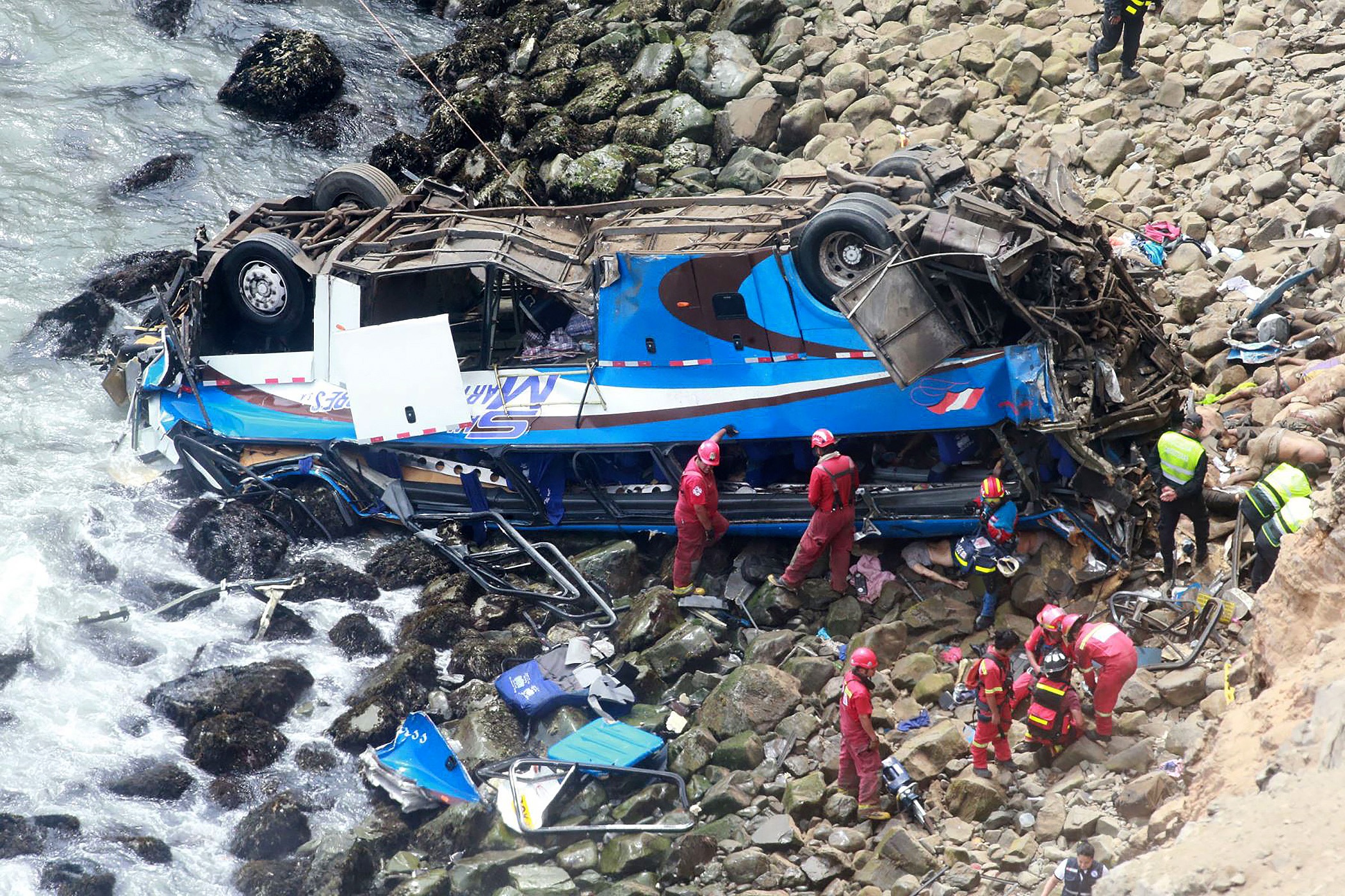Ônibus cai em abismo, matando pelo menos 23 pessoas no Peru