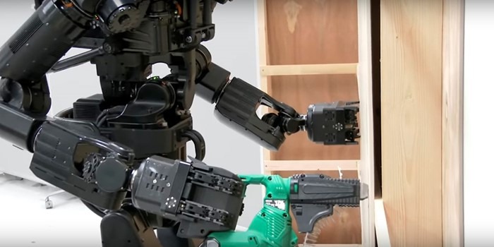 Construção do futuro: conheça o robô humanoide que instala drywalls sozinho