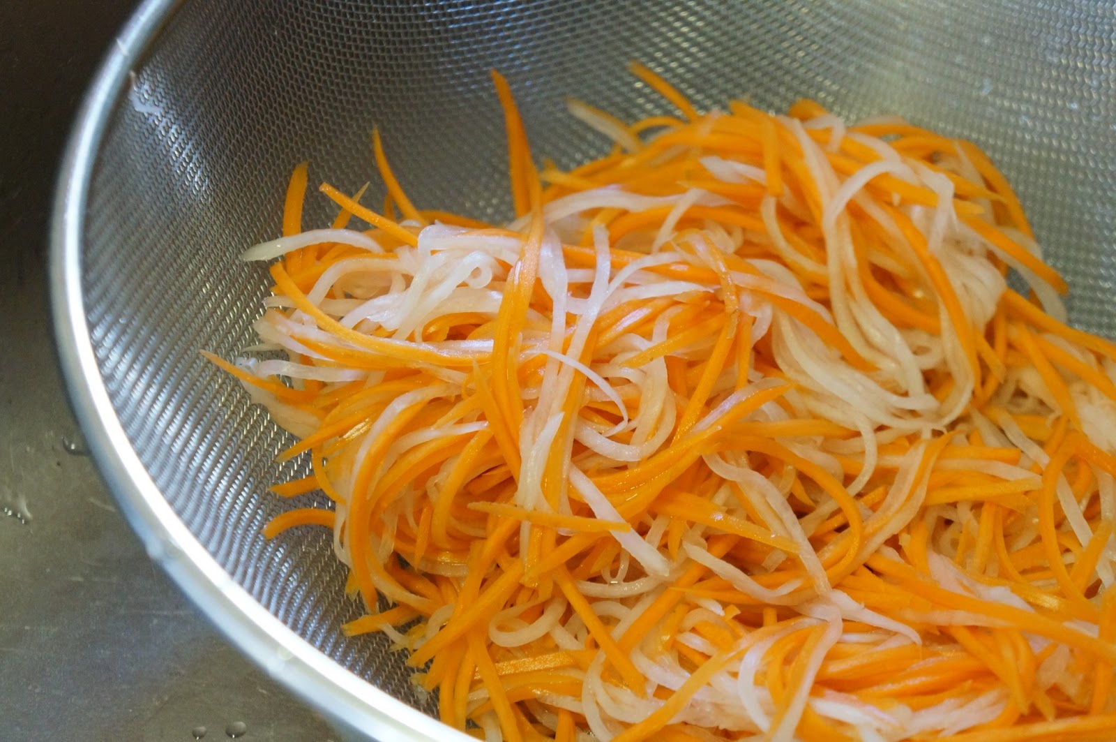 Daikon no Namasu (Salada de Nabo com Cenoura ao Vinagre)