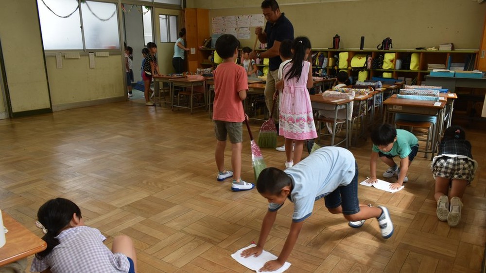 Lições do Japão ao Brasil incluem professores valorizados, pais voluntários e alunos ‘faxineiros’