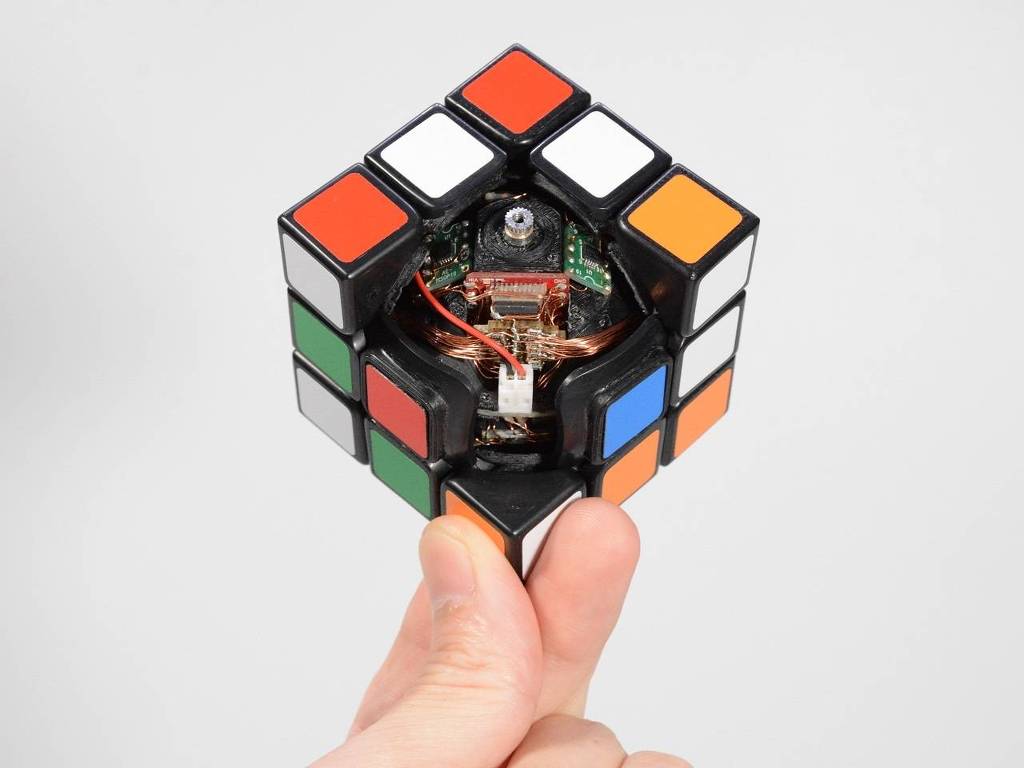 Japonês cria cubo mágico que se resolve sozinho