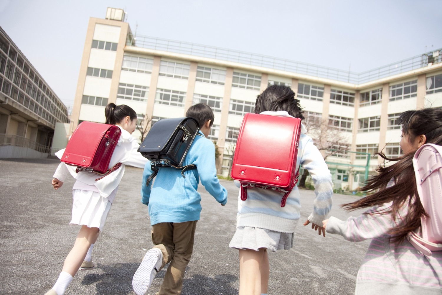 Por que as crianças japonesas vão sozinhas para a escola?