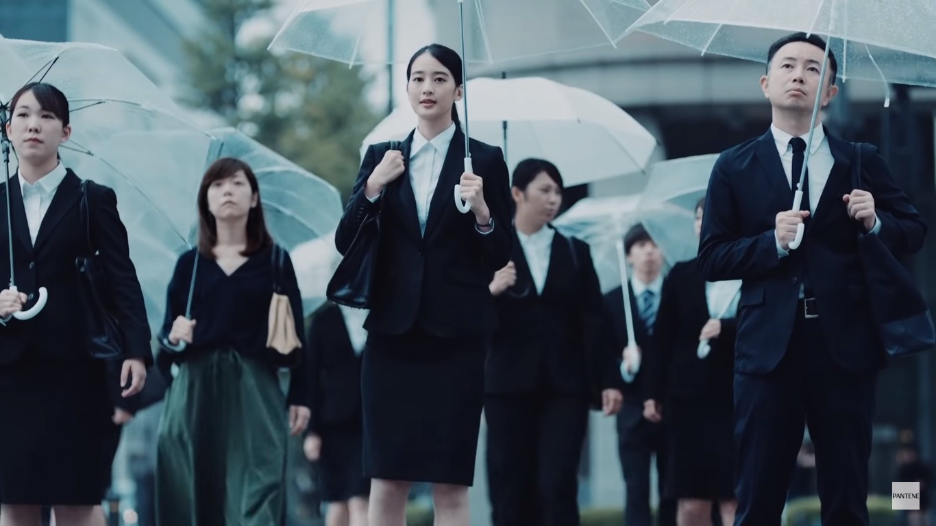 Pantene incentiva mulheres a “se soltarem” na busca por emprego no Japão