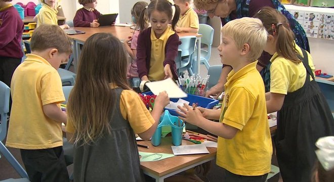 Inspirada no Japão, escola britânica coloca alunos para ajudar na limpeza da escola