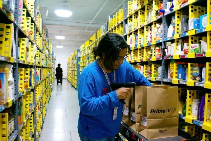 Amazon aumenta salário mínimo para amenizar críticas de trabalhadores