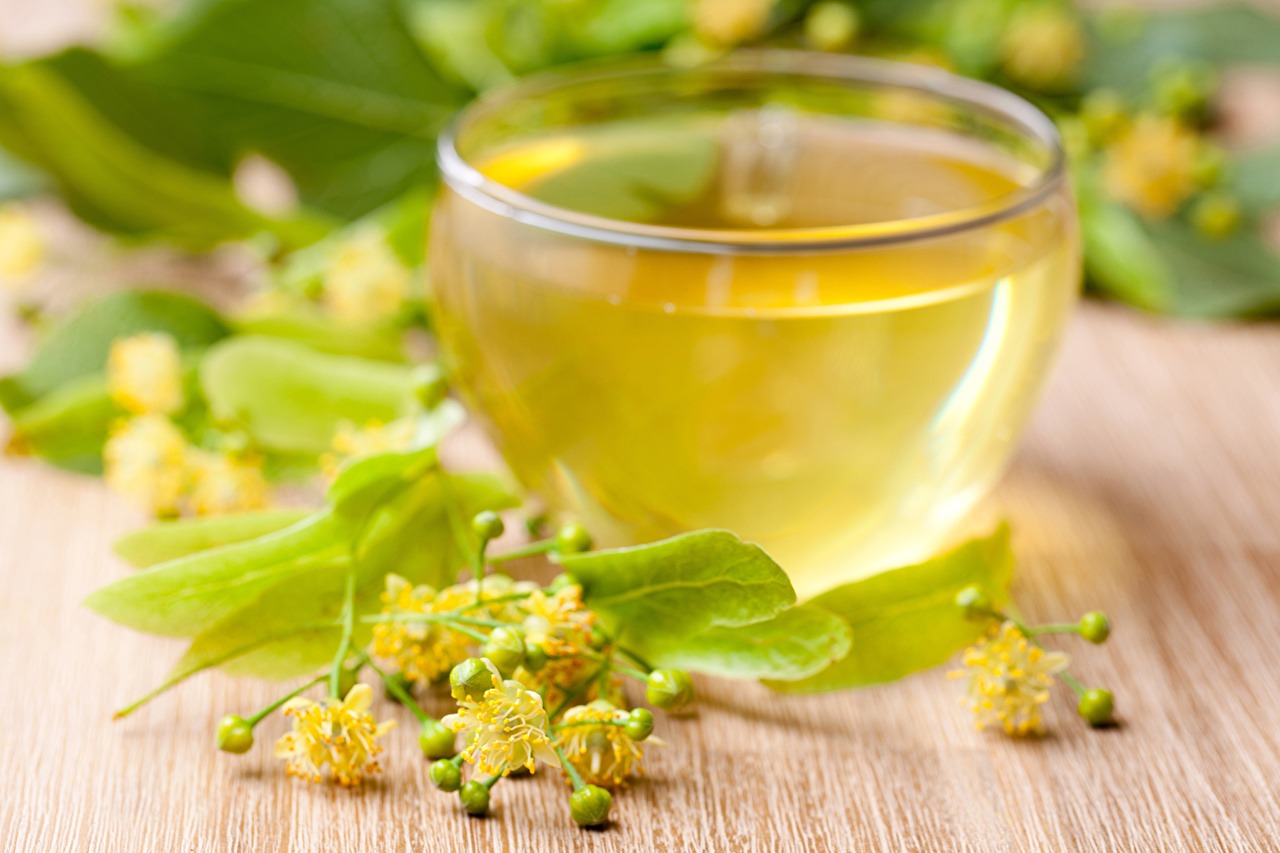 Chás para dormir melhor: nutricionista indica seus preferidos