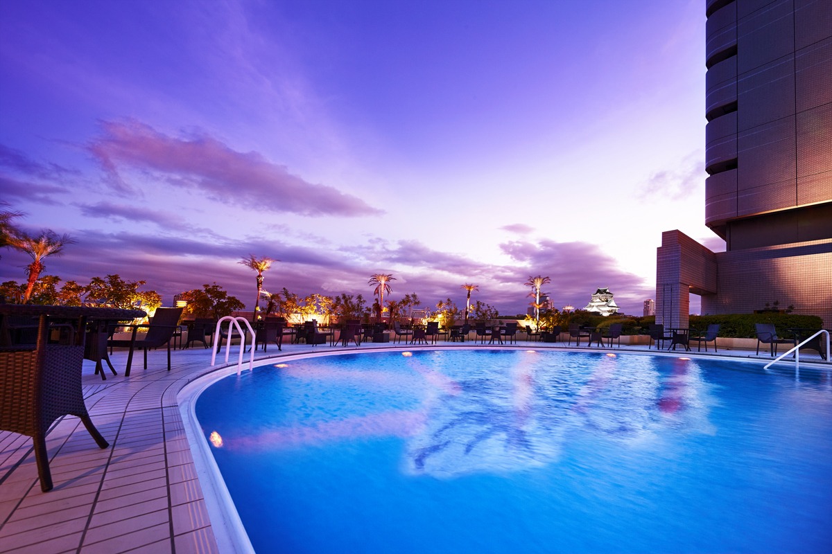 Conheça a nova moda no Japão: Festas noturnas em piscinas!