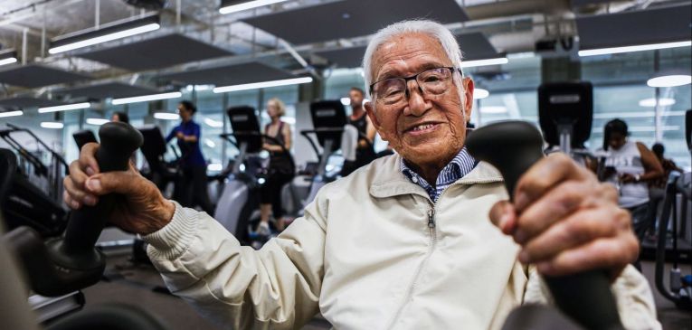 Aos 111 anos, este tataravô japonês vai à academia todo dia