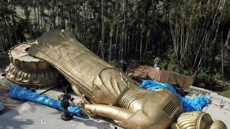 Tufão faz cair estátua de 40 toneladas no Japão
