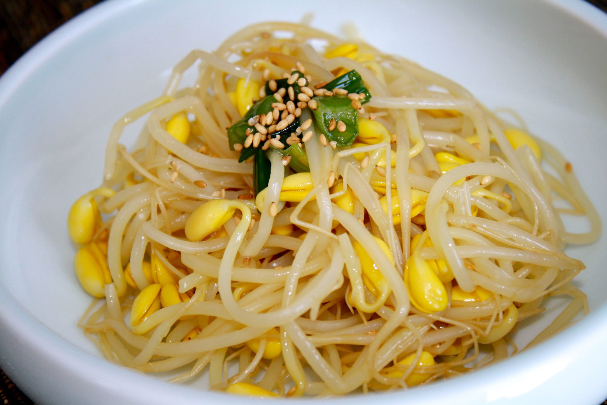 Salada de brotos de soja à moda asiática