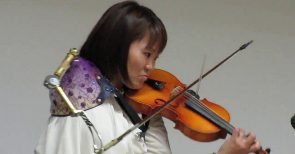Quem é a japonesa que emocionou a internet ao tocar violino com uma prótese?