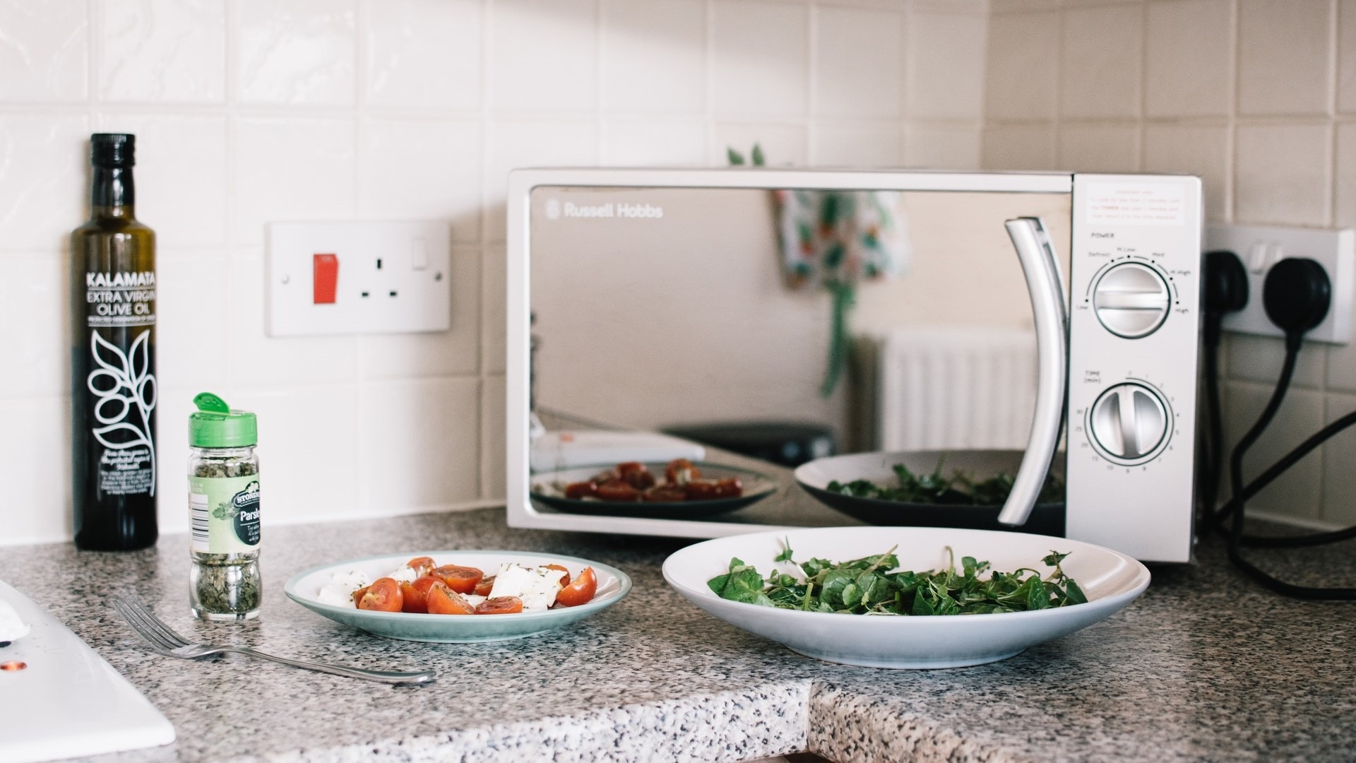 Esquentar comida no micro-ondas altera o valor nutricional dos alimentos?