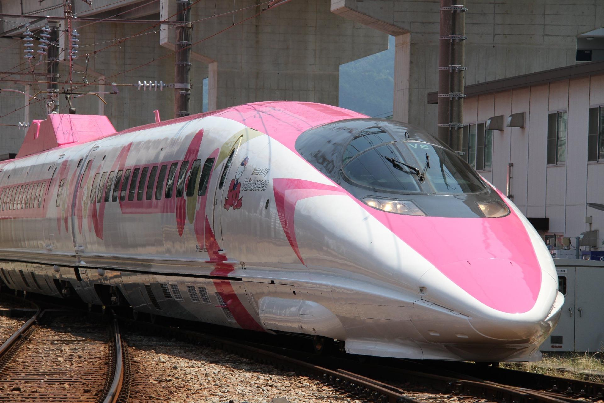 Trem bala da Hello Kitty atrai turistas no Japão