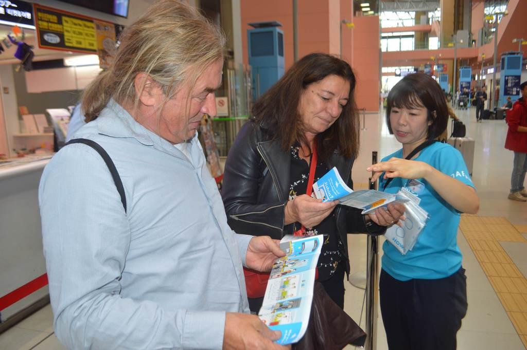 Aeroporto de Kansai distribui folhetos em idiomas estrangeiros