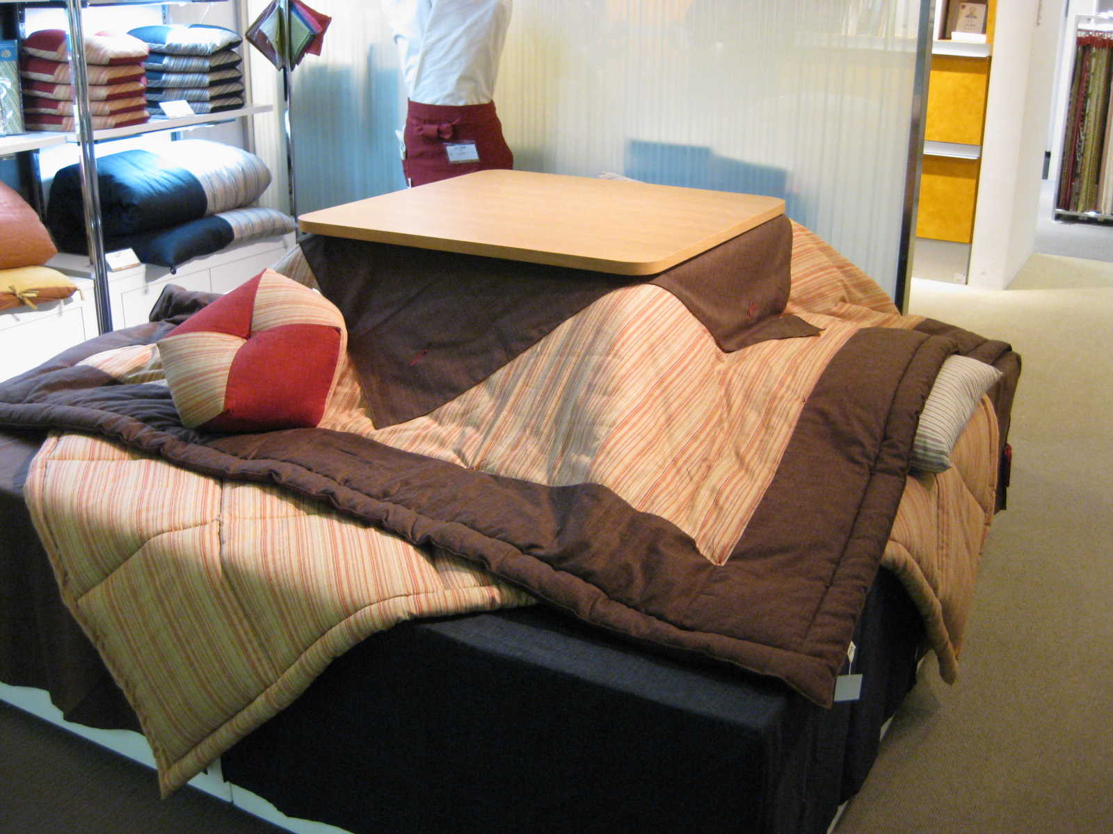 Descubra porque os Japoneses amam Kotatsu (Mesa Aquecida no Japão)