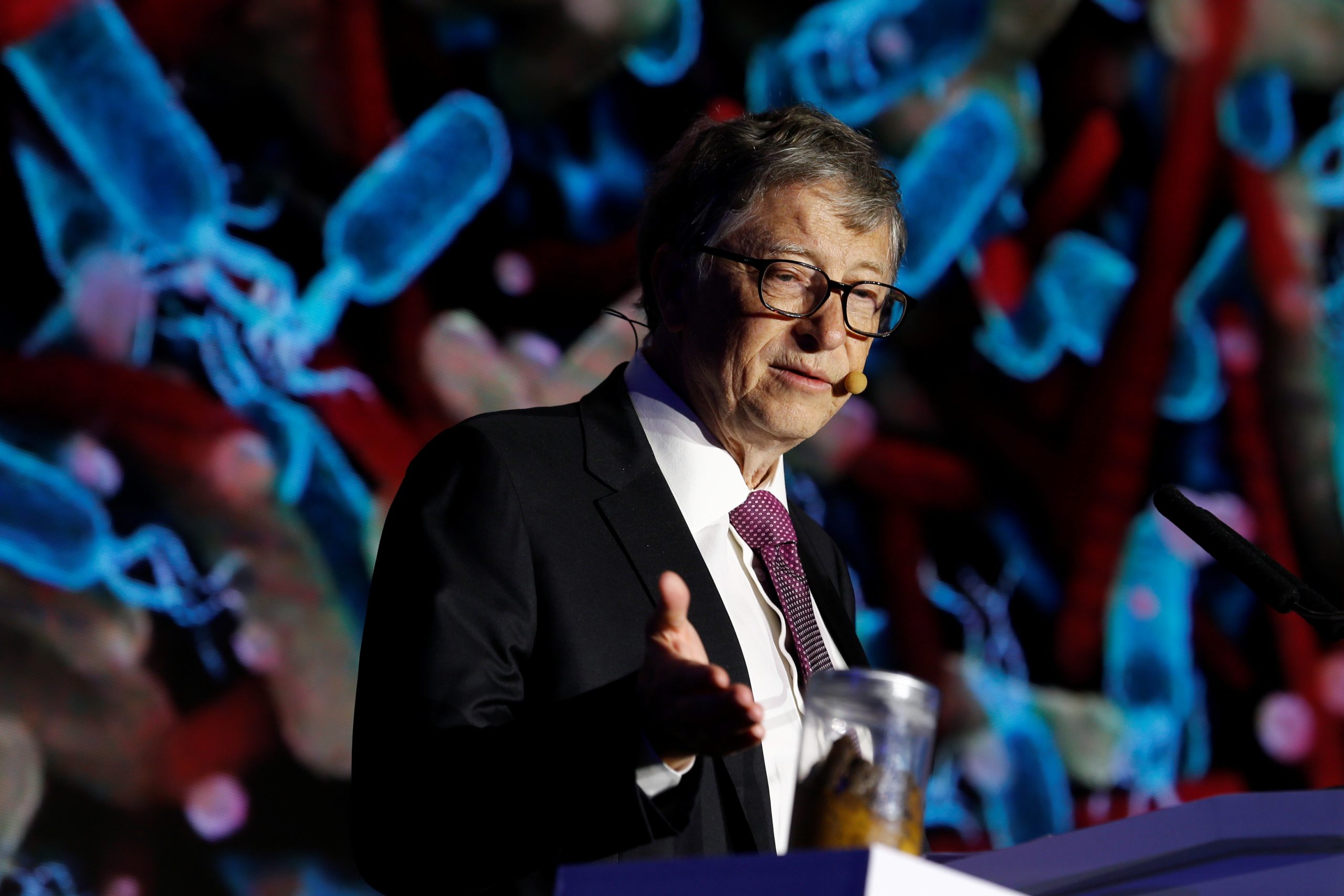 Bill Gates exibe vaso sanitário que não usa água nem esgoto
