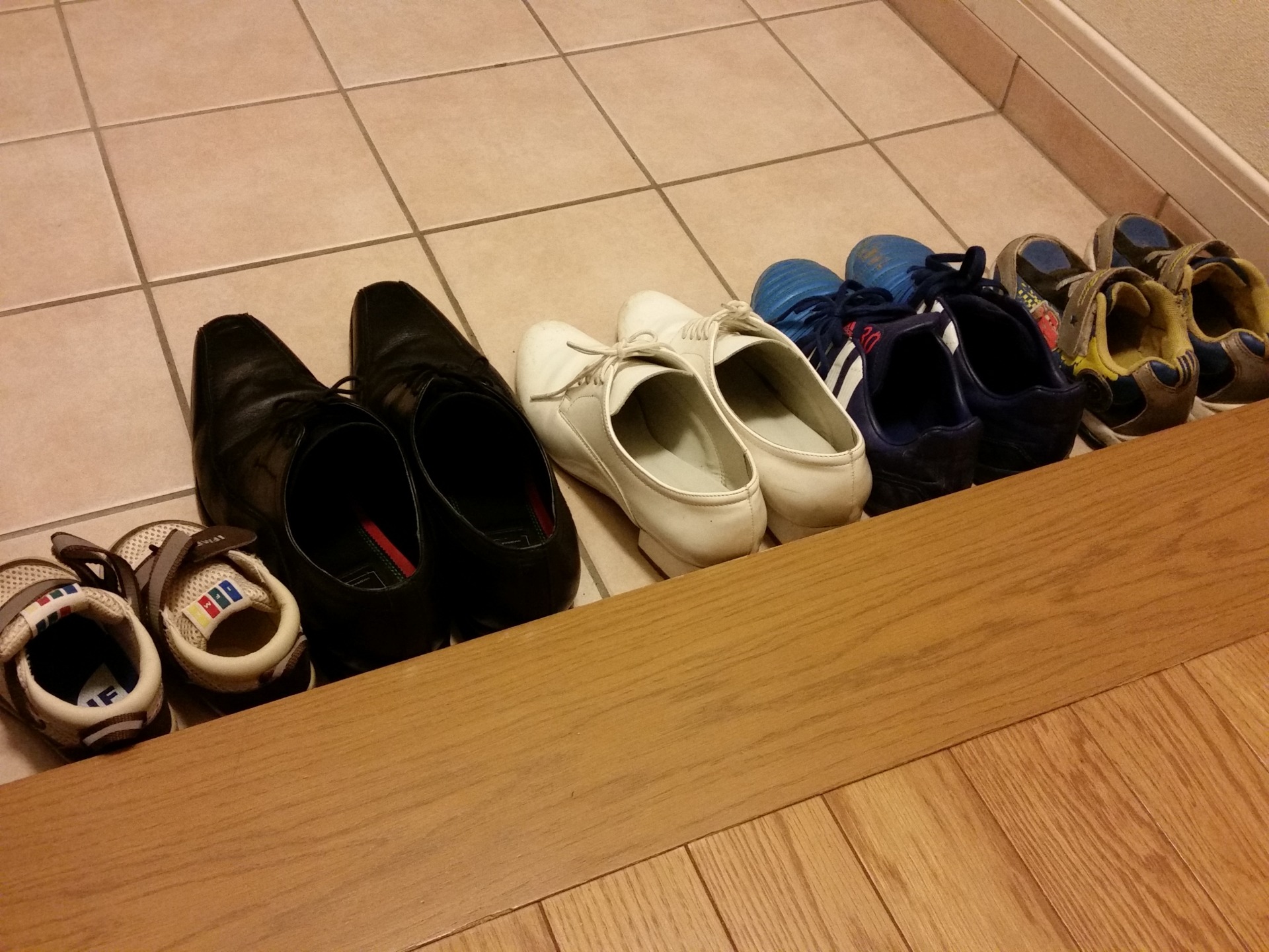 Saiba por que tirar os sapatos ajuda à saúde