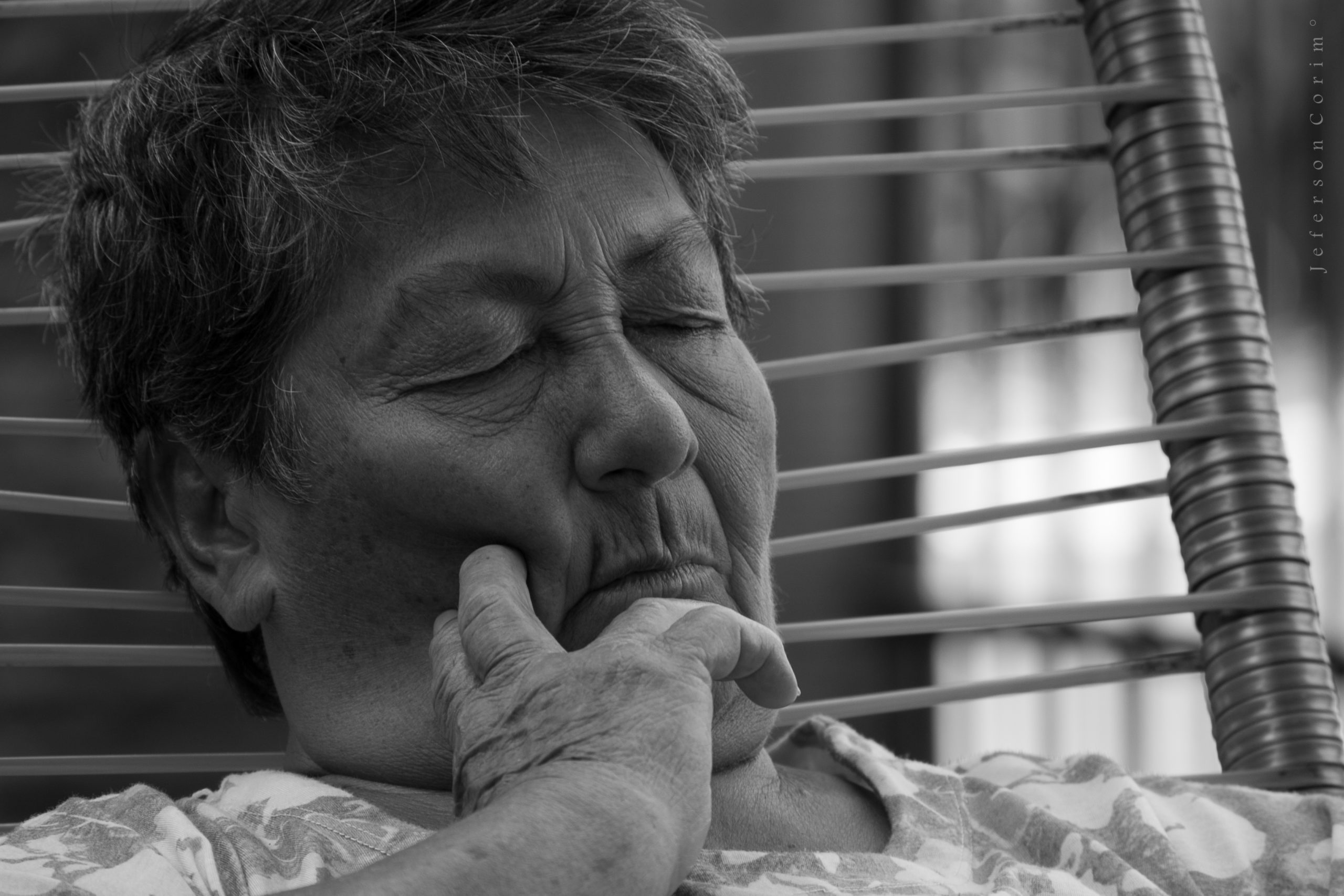 Vovê de 95 anos acorda no próprio funeral: “Estava apenas cochilando”