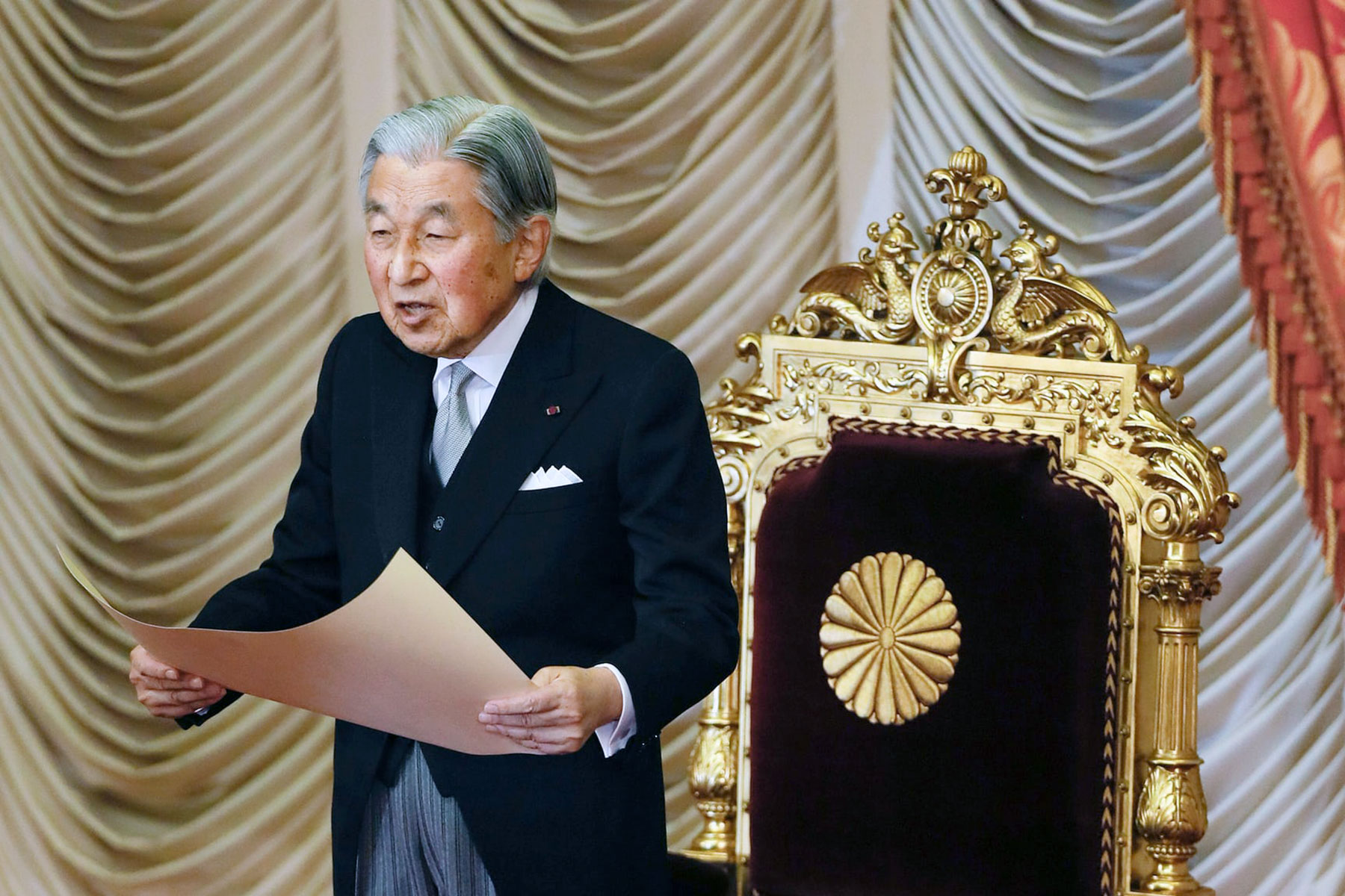 Fã dos peixes, imperador do Japão segue publicando artigos científicos aos 84 anos