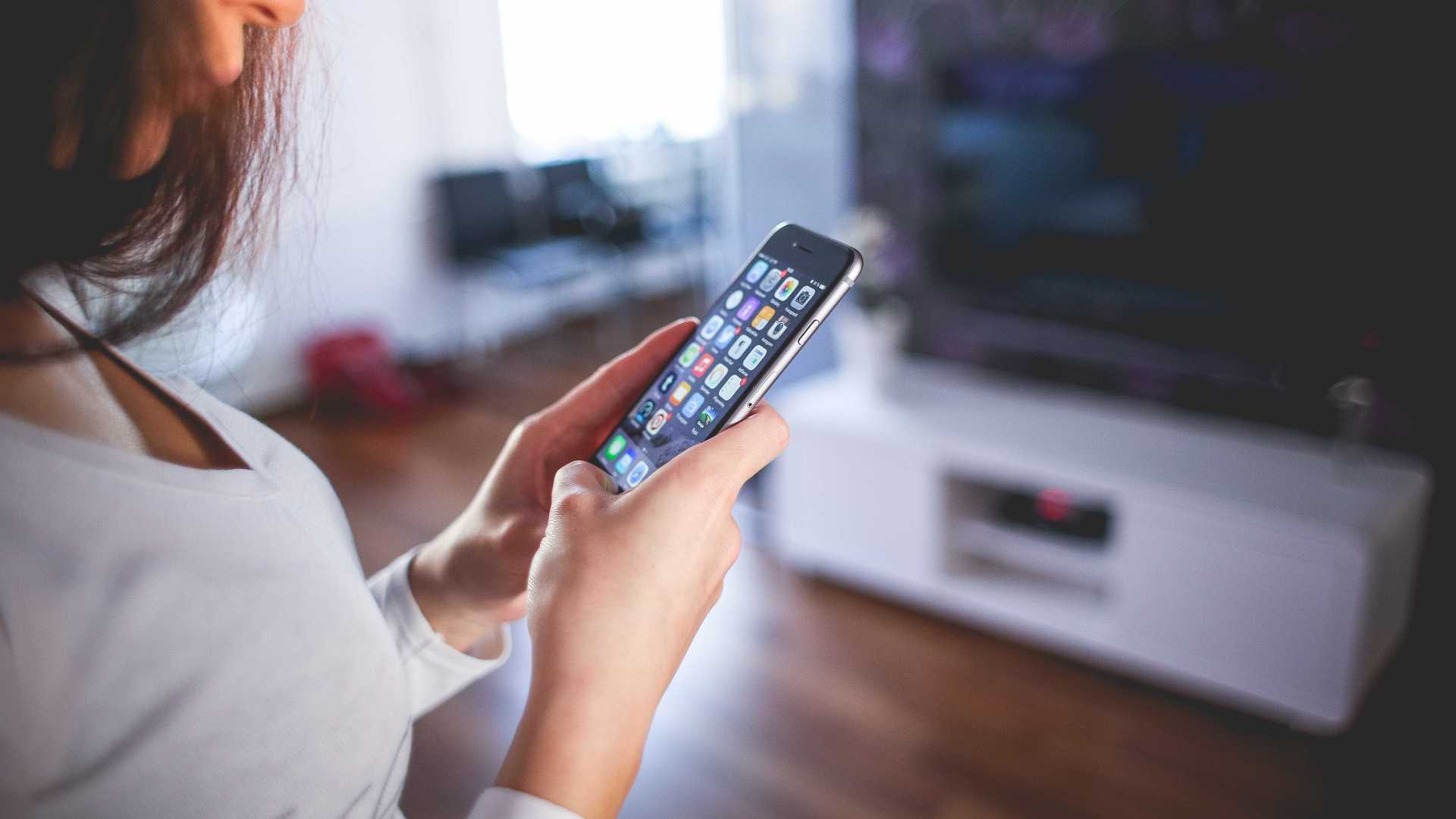 Homens caem em golpes online três vezes mais do que mulheres
