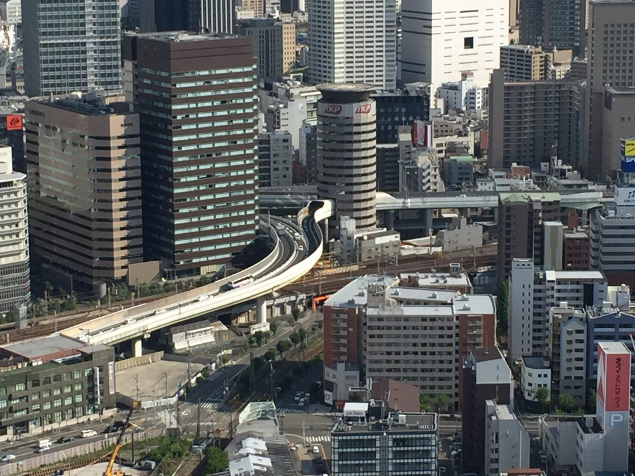 Rodovia que passa dentro de um prédio no Japão