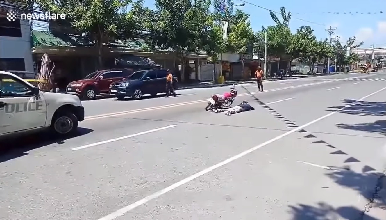 Homem encena acidente de moto para pedir namorada em casamento