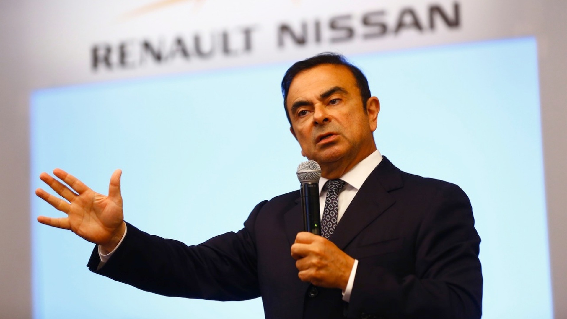 Carlos Ghosn nega acusações de fraude fiscal no Japão