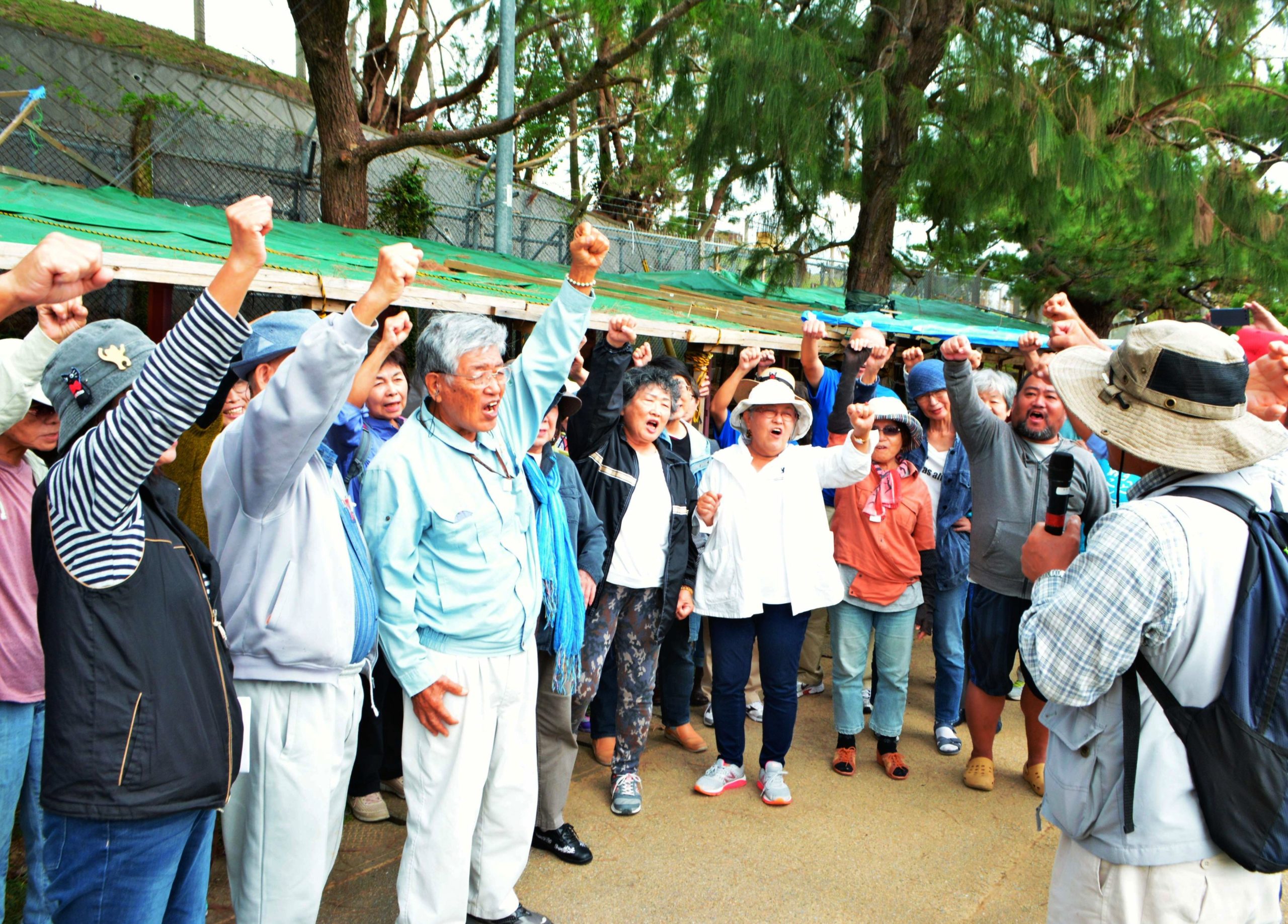 Manifestantes realizam protestos diante de base militar dos EUA em Okinawa