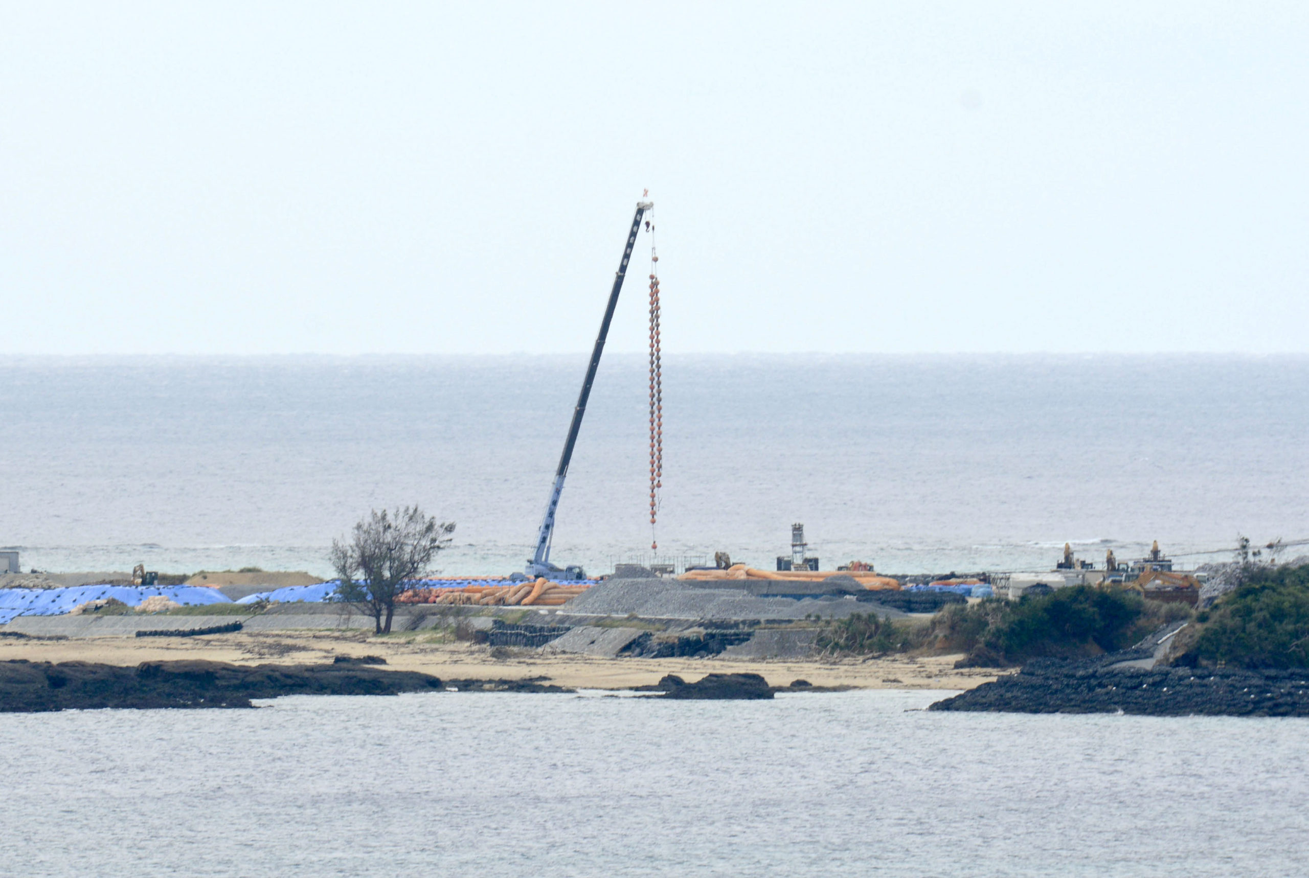 Recomeçam obras de aterramento para transferência de base aérea em Okinawa