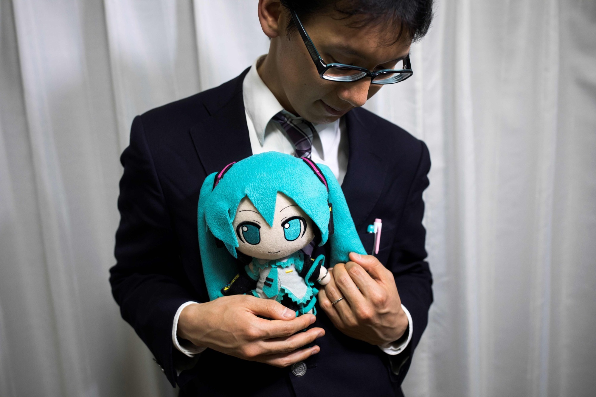 Japonês se casa com um holograma de ’16 anos’
