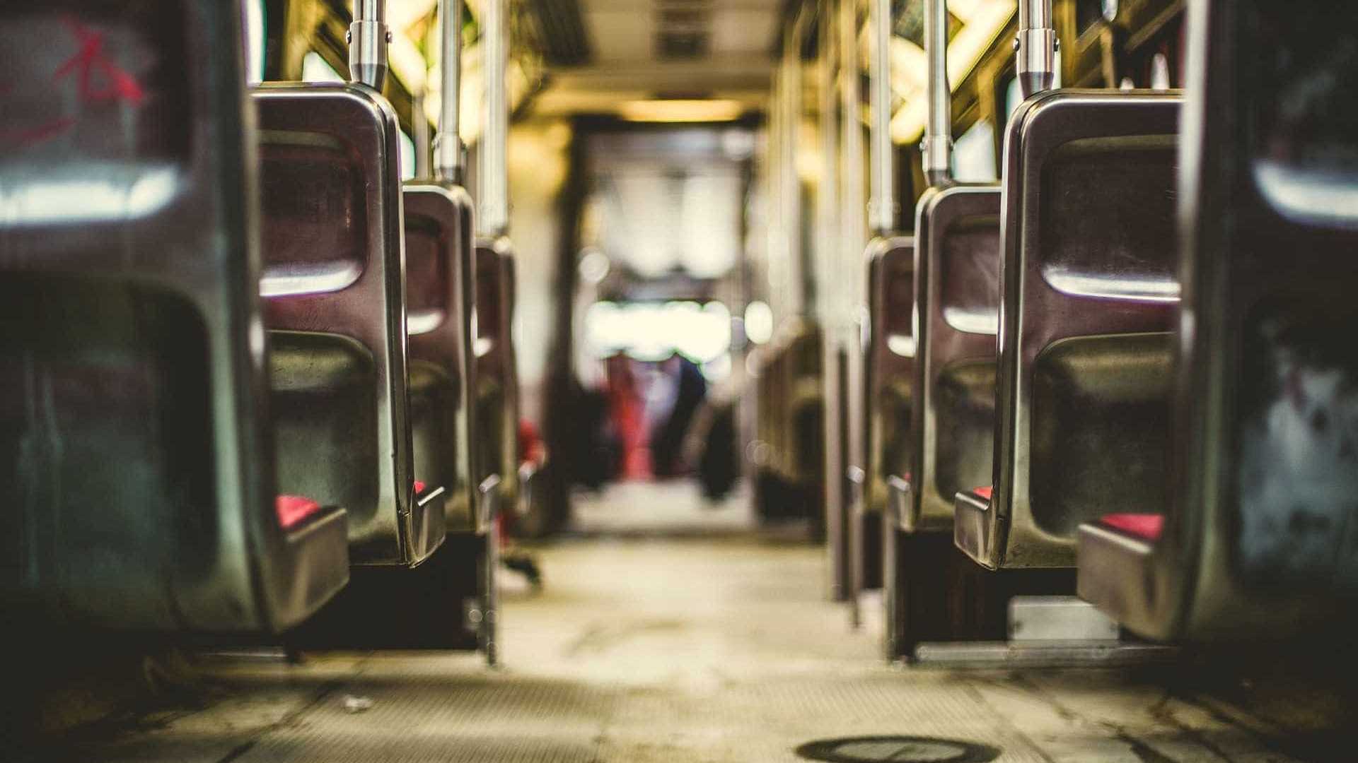 Homem tenta assaltar ônibus e leva chineladas da mãe, que estava no veículo