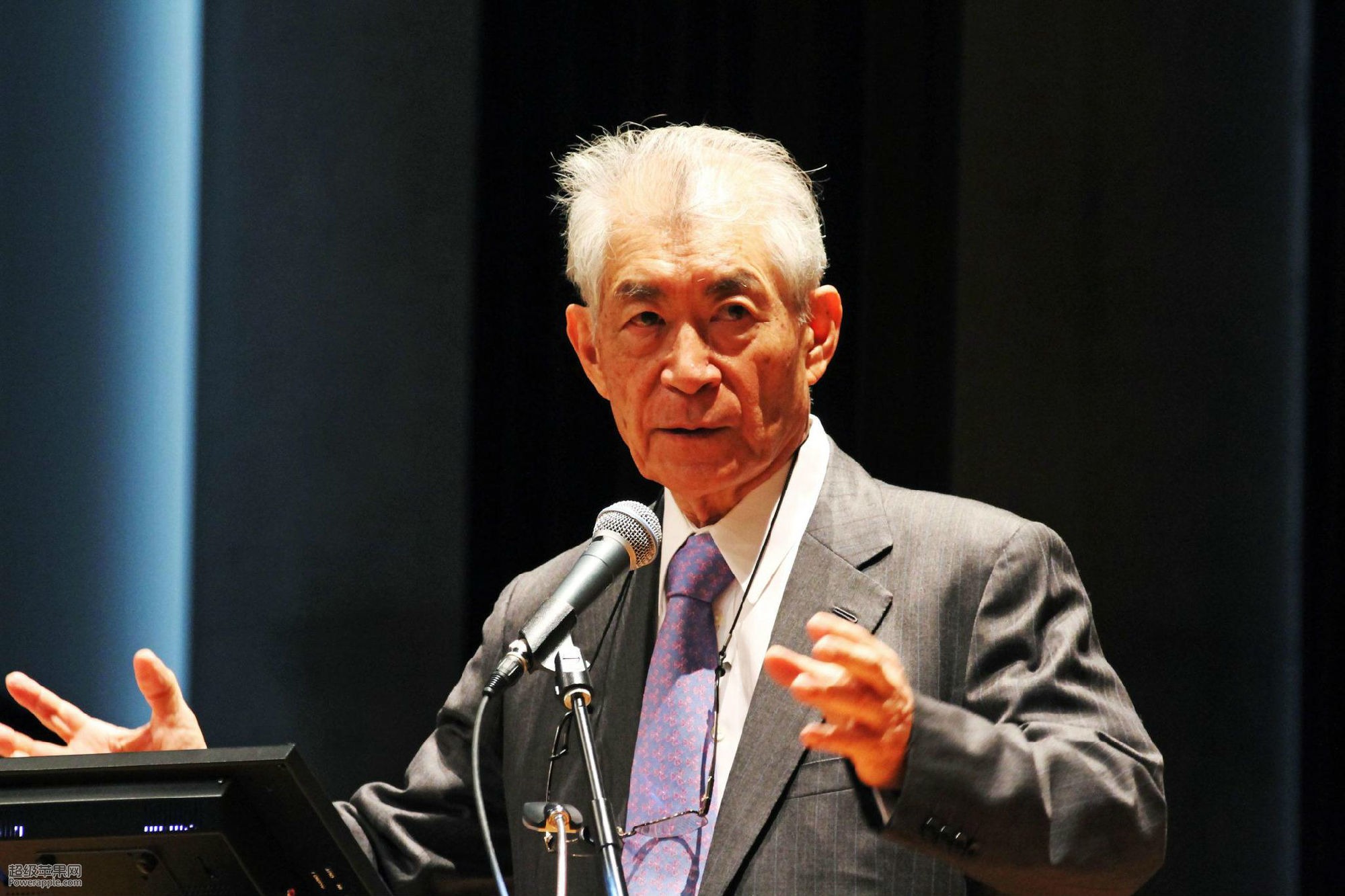 Prêmio Nobel é entregue para cientista japonês