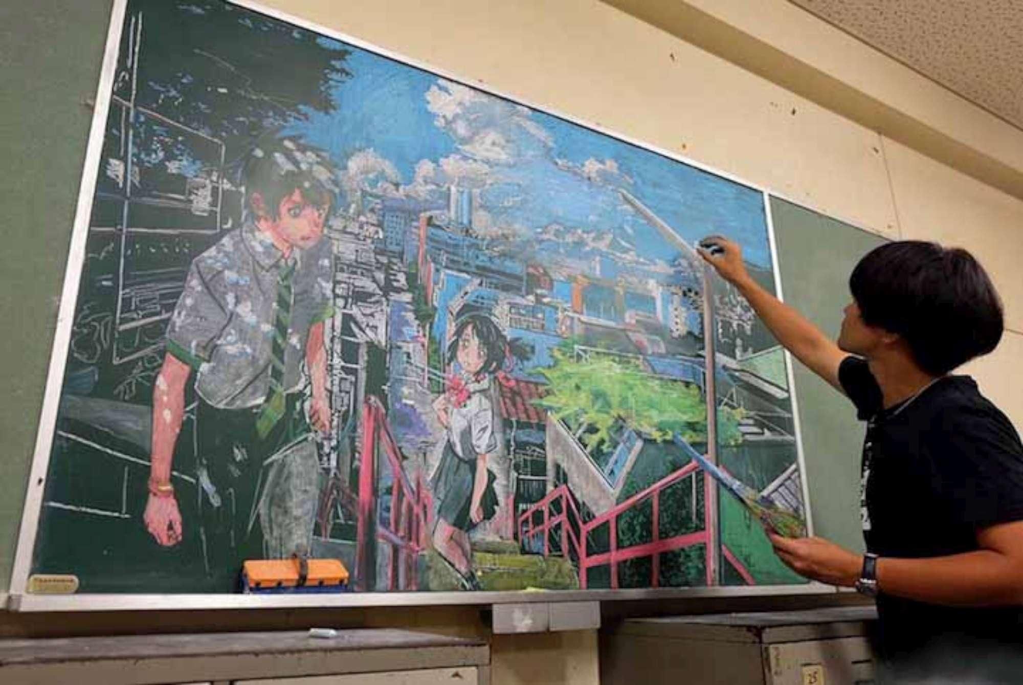 Professor japonês mostra talento ao desenhar obras famosas no quadro negro!