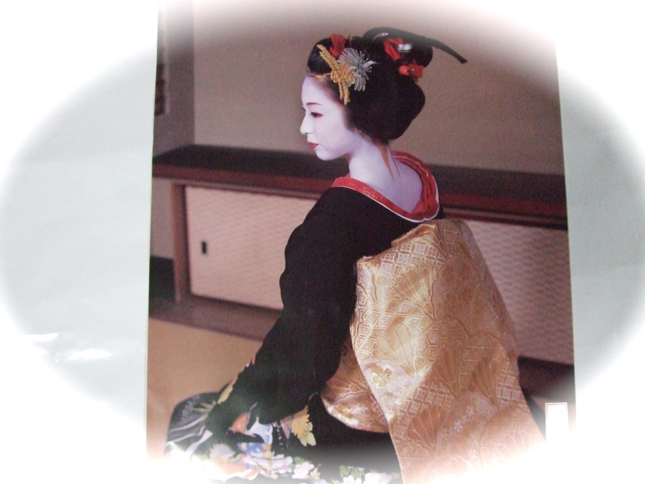 Ohaguro: Por que as japonesas pintavam seus dentes de preto?