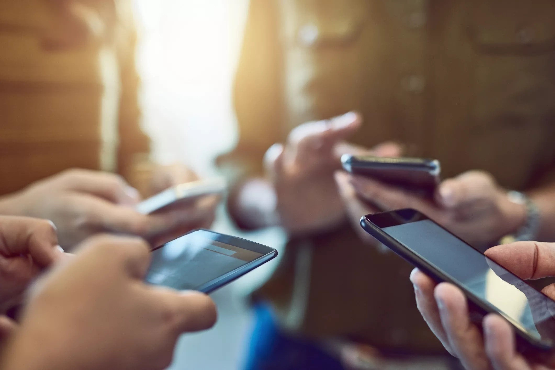 Cresce número de estudantes que preferem o celular à comida