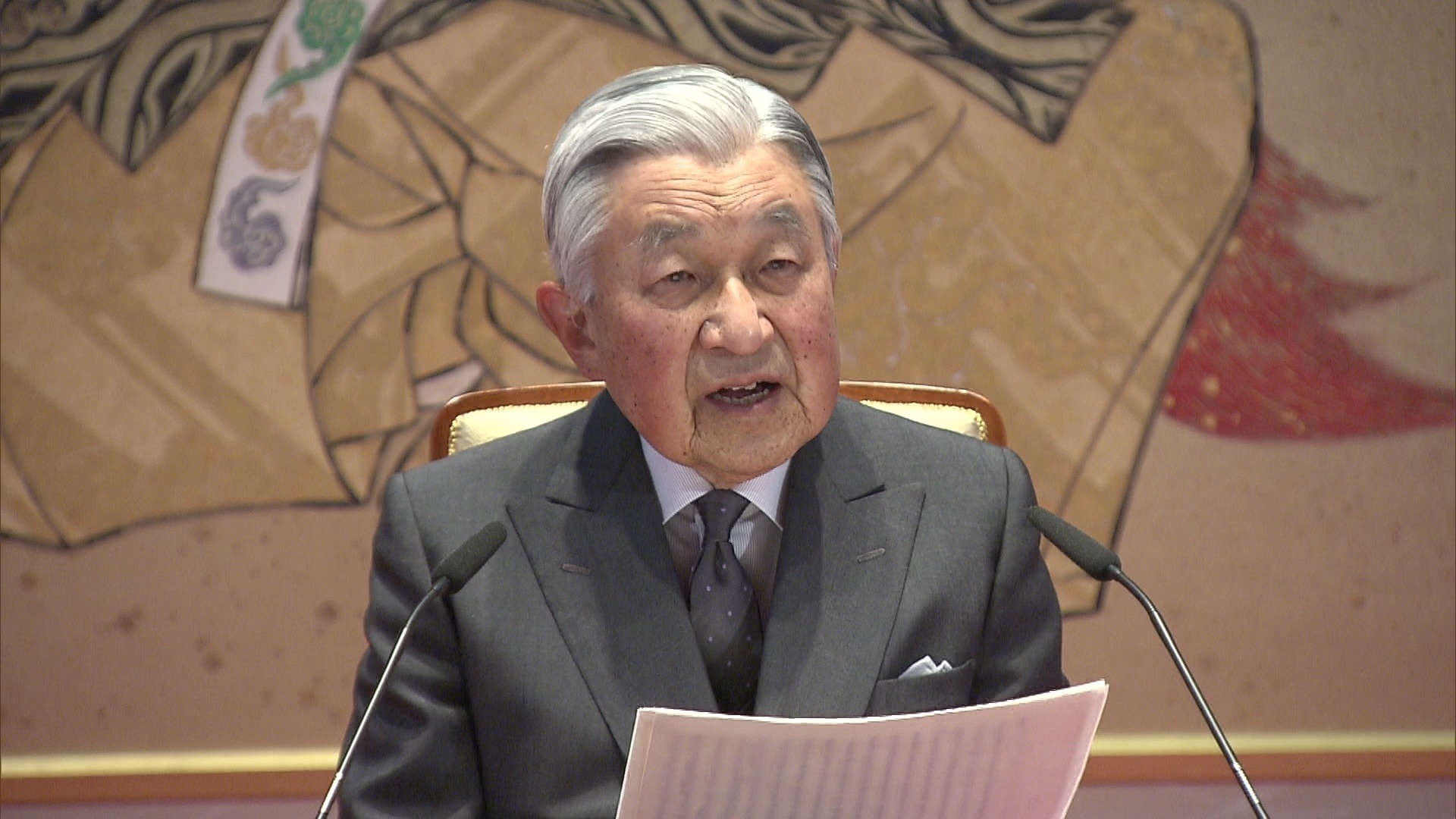 Aniversário do imperador do Japão atrai multidão para o Palácio Imperial de Tóquio