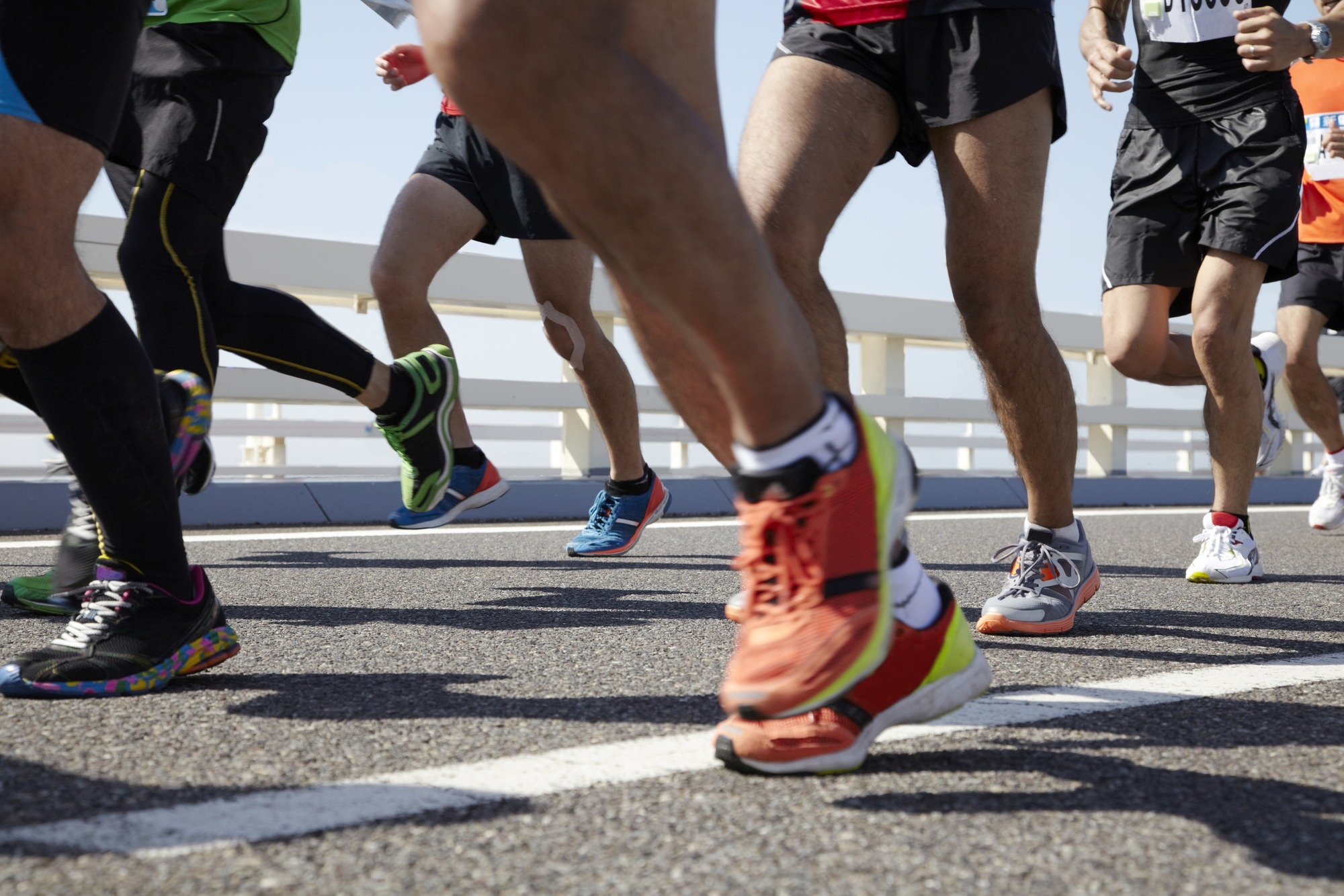 Organização de maratona é criticada por deixar atleta japonesa correr com a perna quebrada