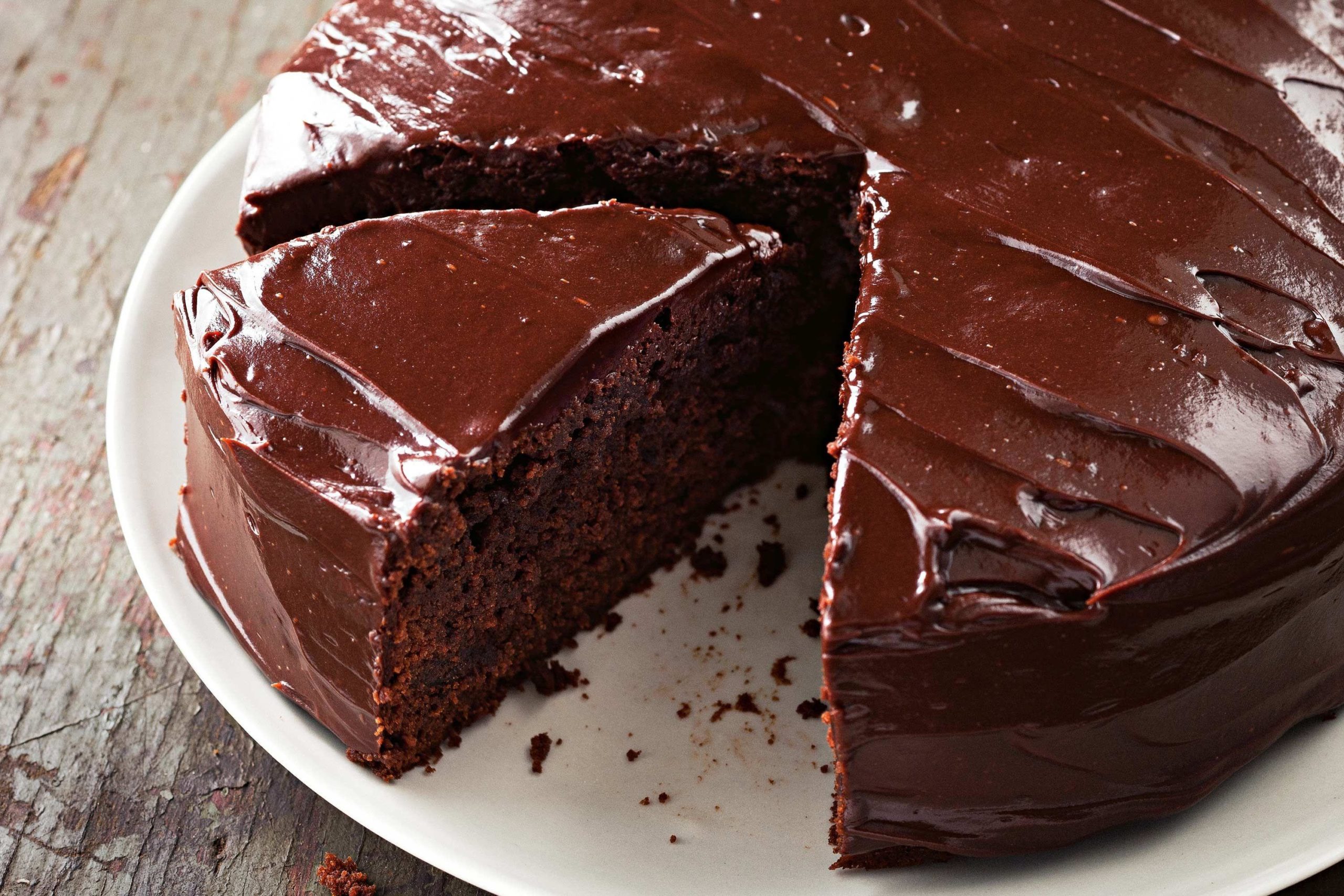 Bolo de chocolate com apenas quatro ingredientes; confira
