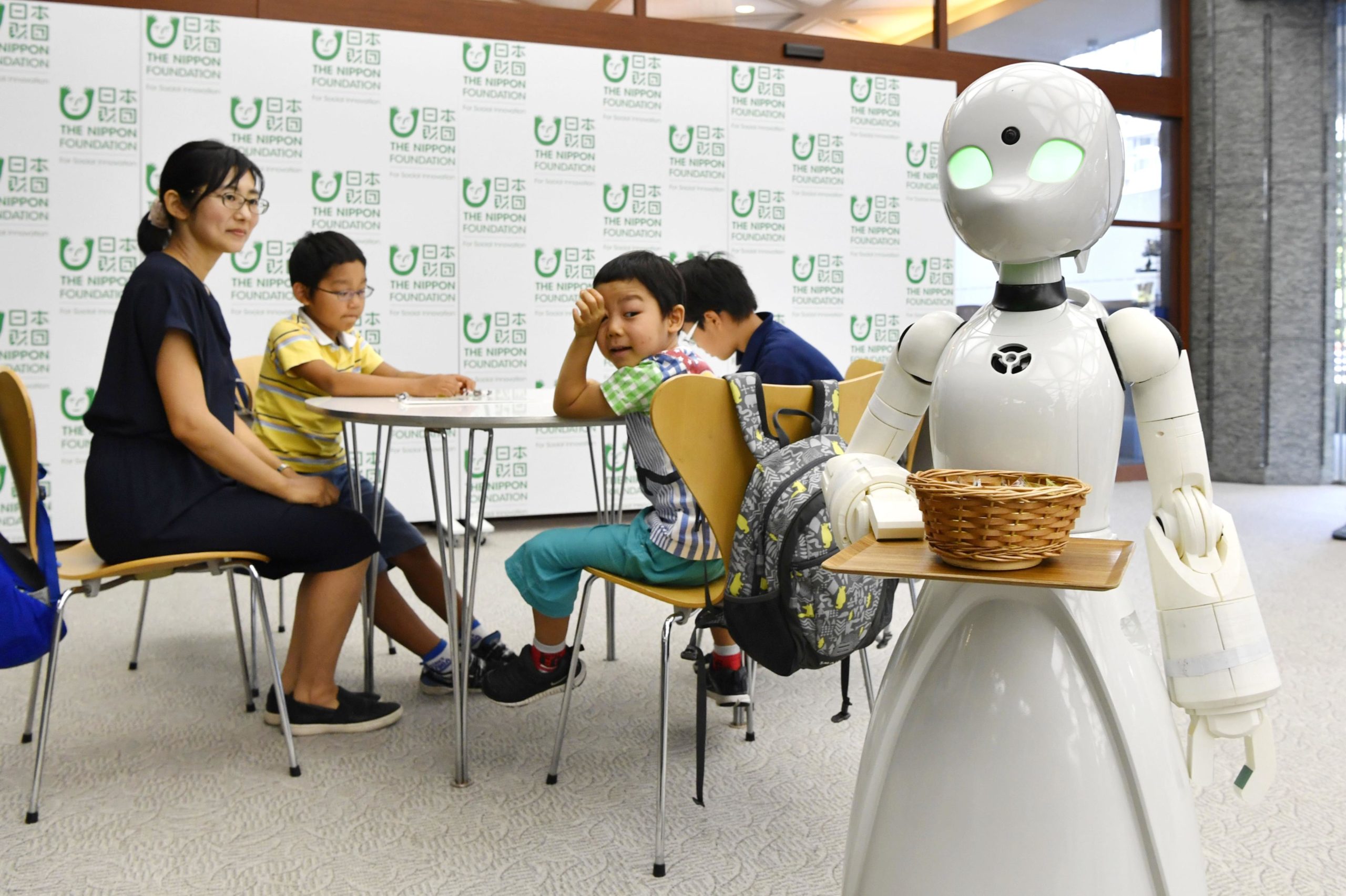 Bar no Japão permite que garçons com paralisia controlem robôs a distância