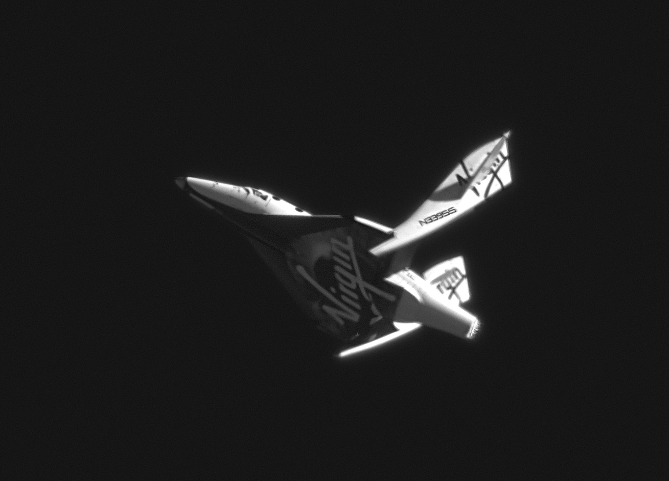 Aeronave da empresa Virgin Galactic chega pela primeira vez ao espaço
