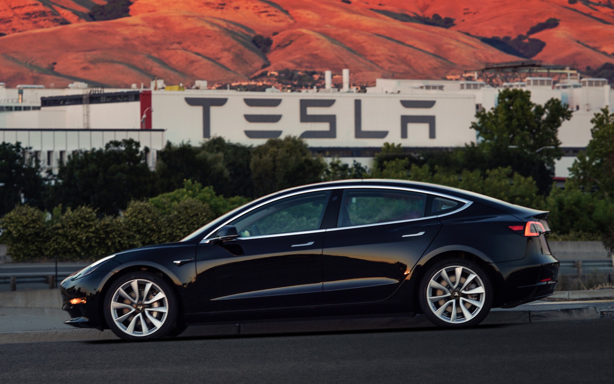 Tesla fabrica quase 3 vezes mais carros em 2018