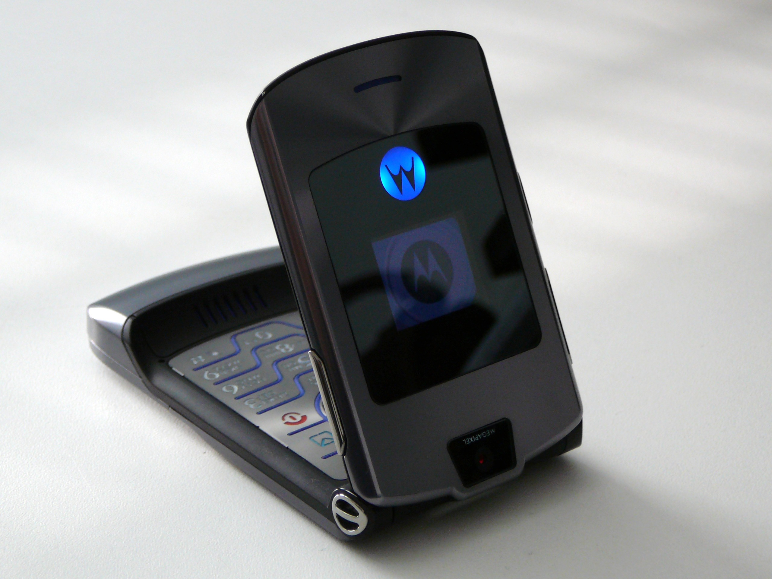 Antigo Motorola Razr deve ser relançado como smartphone dobrável
