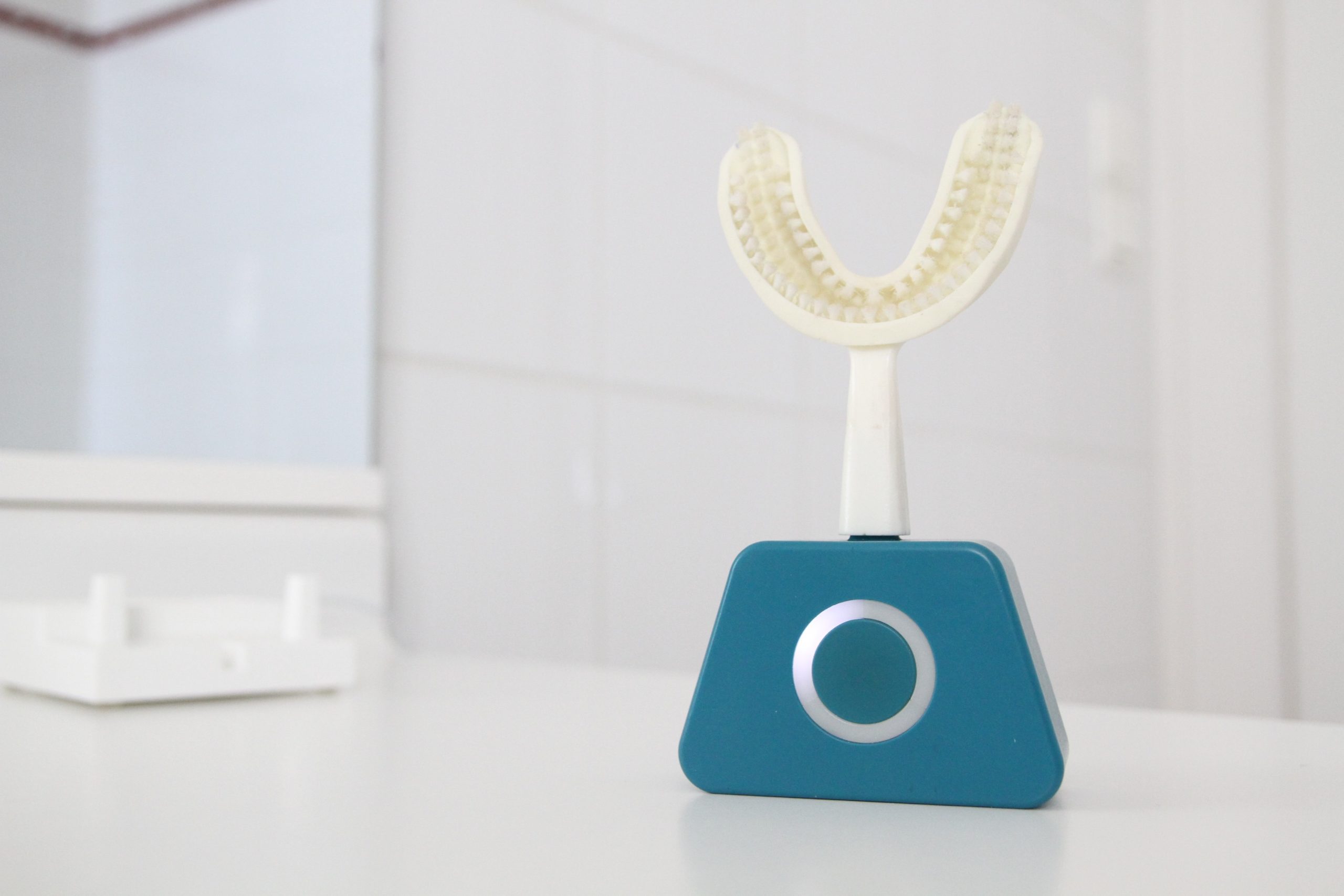 Empresa cria escova que limpa os dentes em 10 segundos