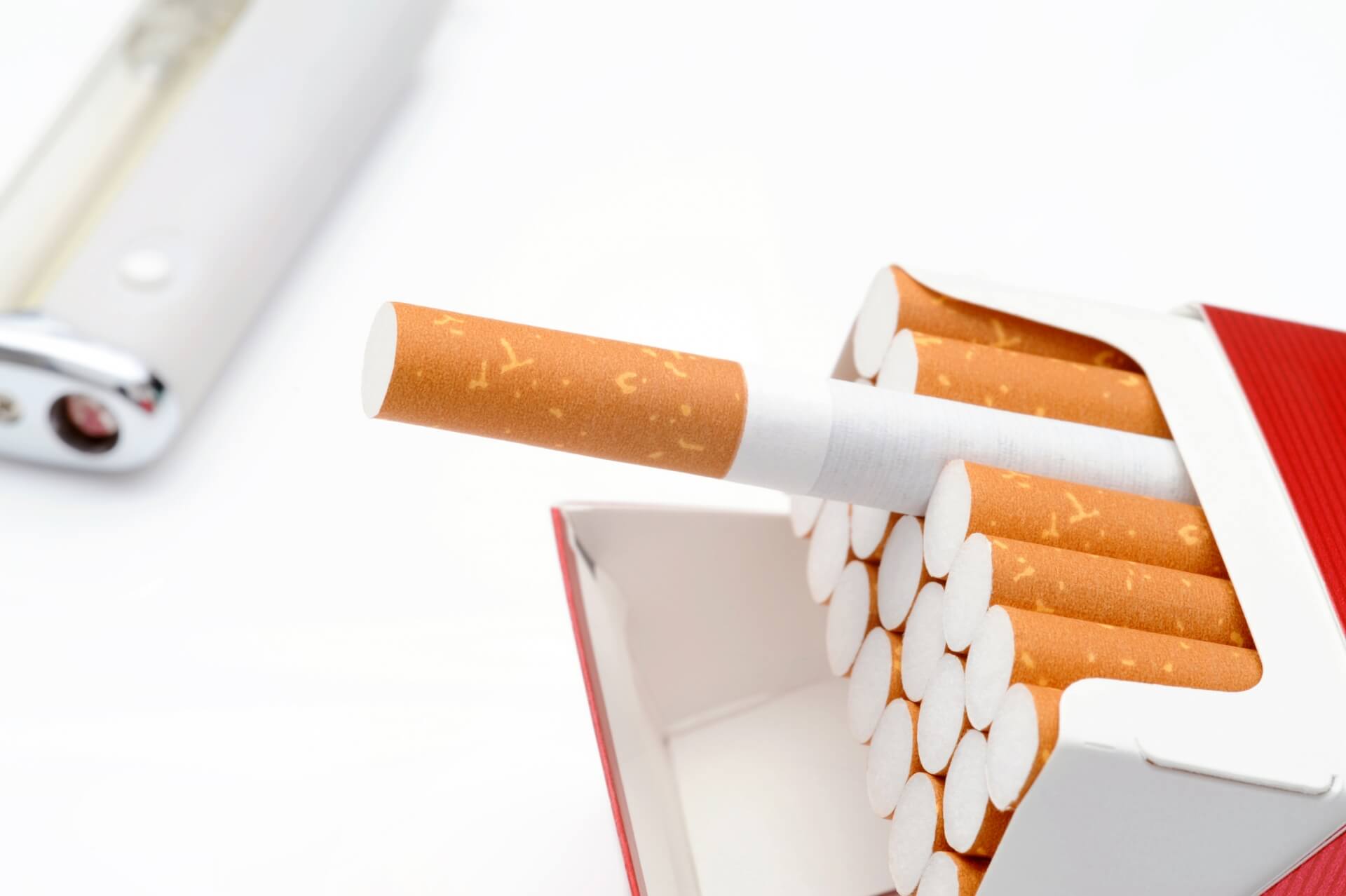 Japonês cria desenhos incríveis com cinzas de cigarro