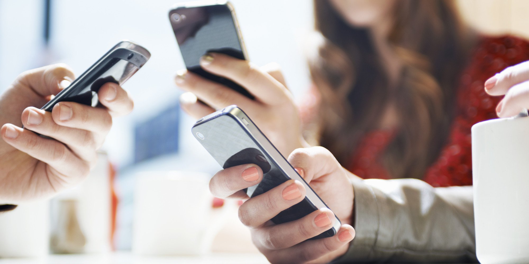 Jovens e adultos viciados em smartphone são afetados de modo semelhante, segundo pesquisa