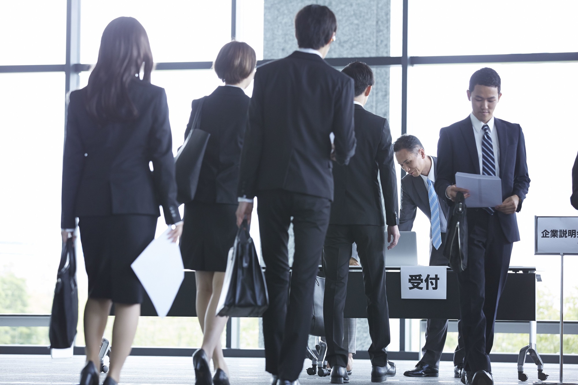 Disputa por novos trabalhadores interrompe contratação tradicional no Japão