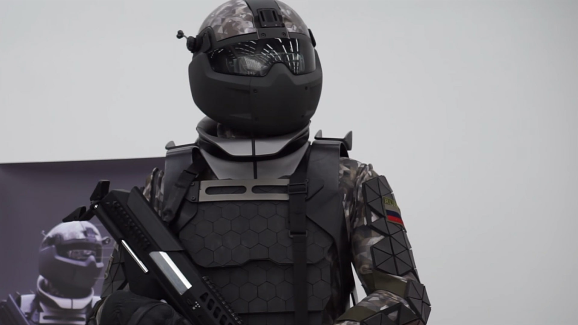 Artista constrói trajes robóticos usando apenas itens do cotidiano