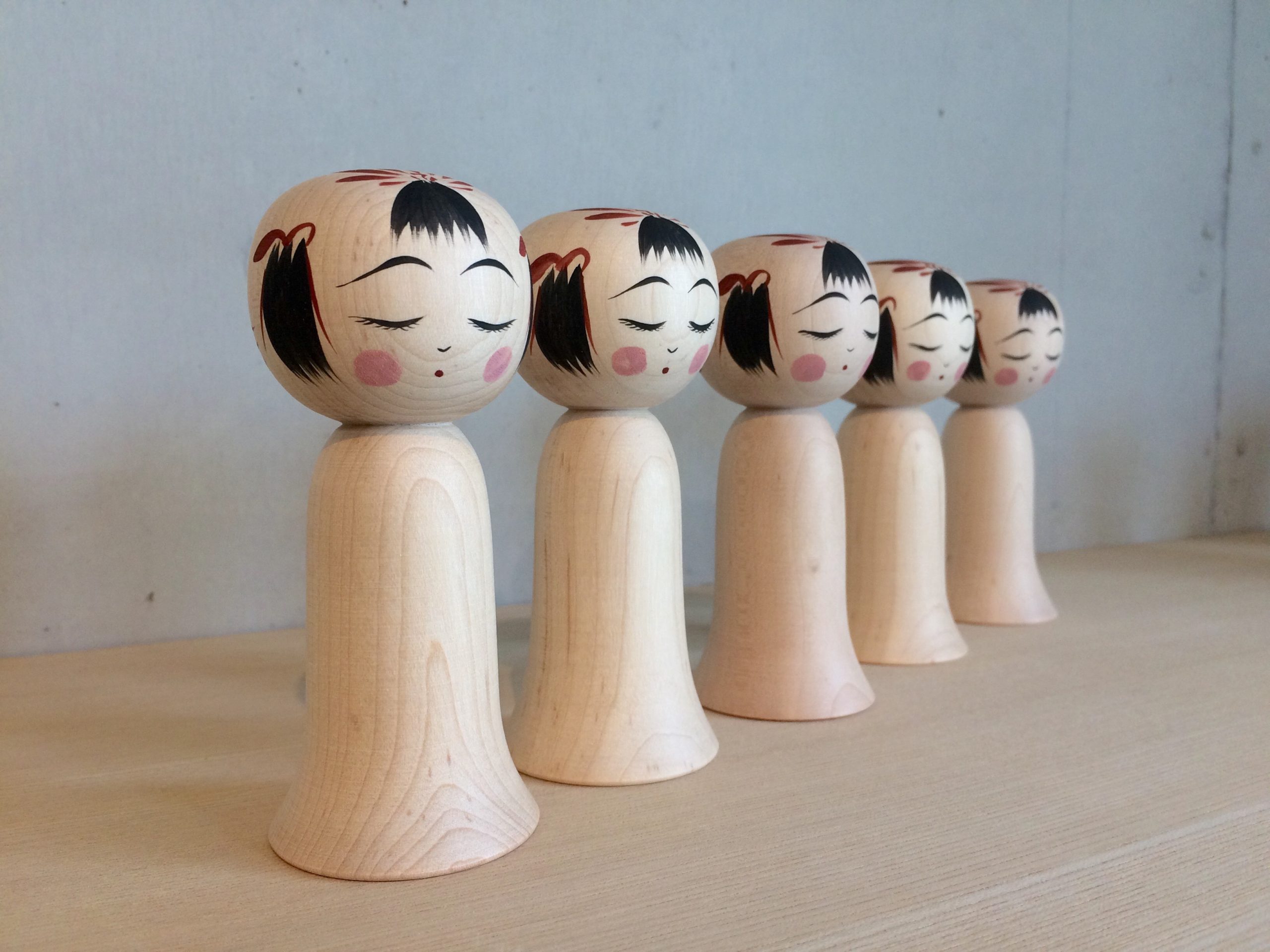 Uma versão contemporânea das bonecas kokeshi