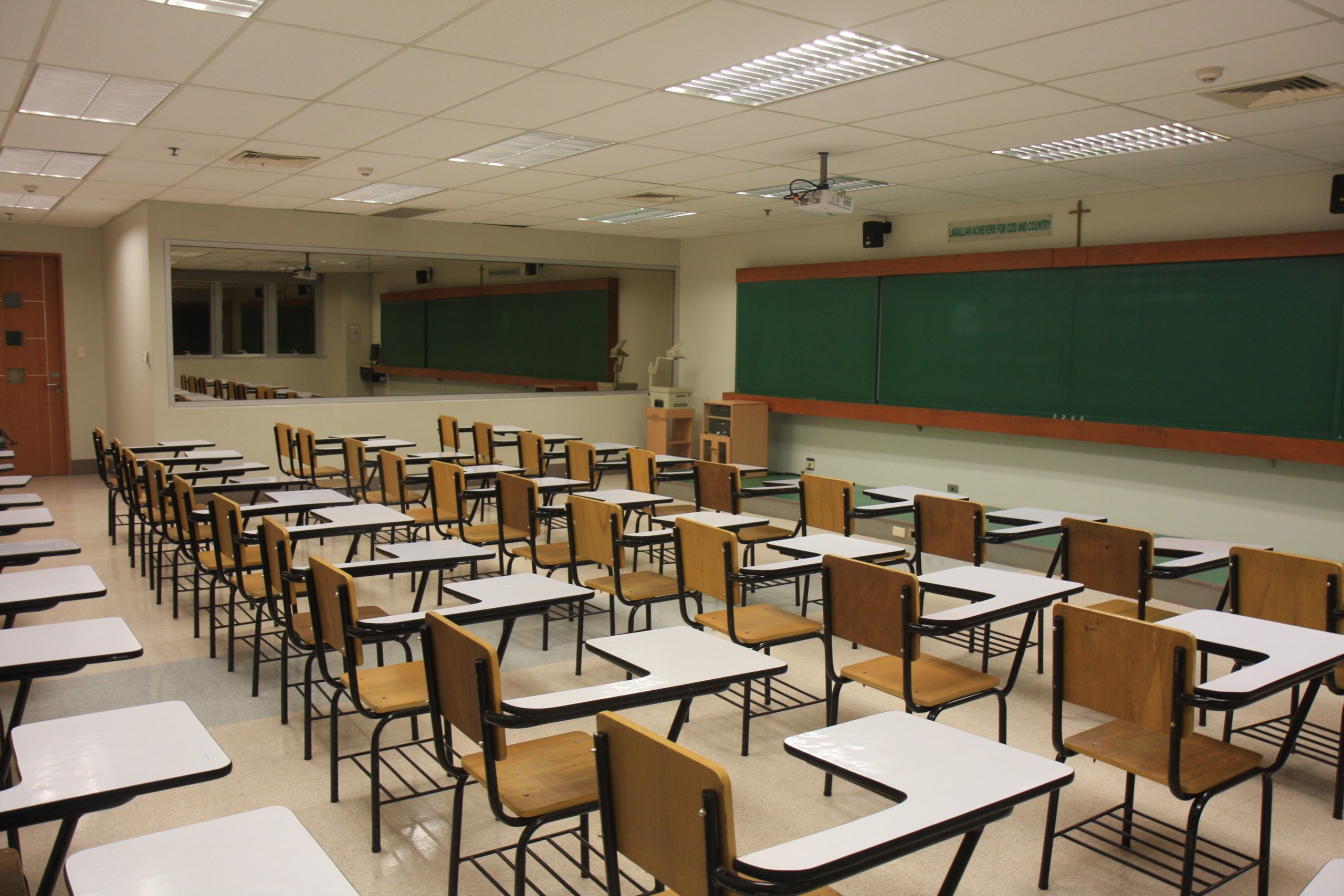 A farsa da escola e da mídia tradicional