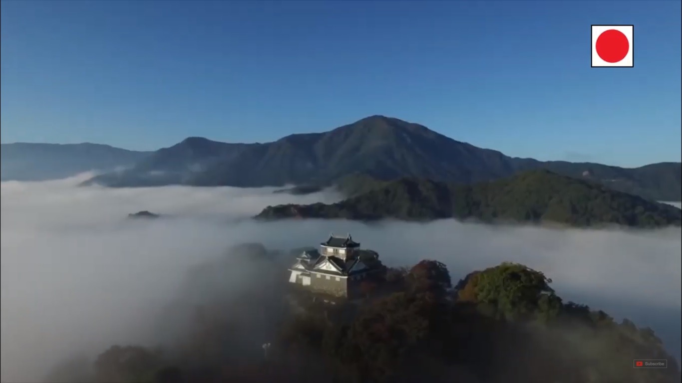Um castelo entre as nuvens em Ono City, Fukui
